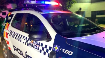 Homem  preso aps descumprir medida e perseguir ex-companheira com machadinha