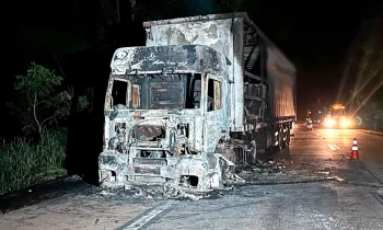 Carreta pega fogo na Serra de S�o Vicente em Mato Grosso