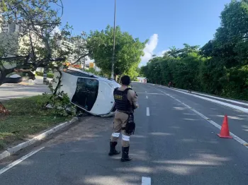 Carro capota aps bater em rvore na Zona Sul de Aracaju