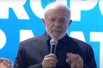 No aeroporto, Lula defende distribuio de renda, faz aceno ao agro e promete voltar a Cuiab