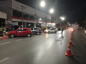 Operao Lei Seca termina com 13 motoristas presos por embriaguez na Isaac Pvoas