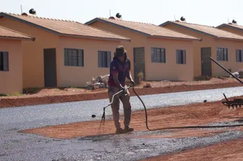Construtora inicia pavimentao asfltica em vias de Residencial Carvalho