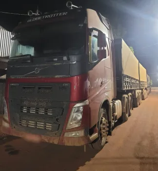 Gefron apreende quatro carretas e conduz quatro homens � delegacia por suspeita de esquema de fraude em frete