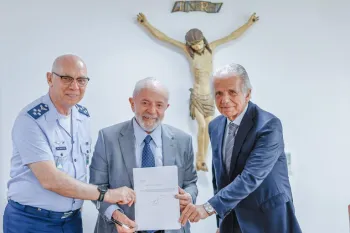 Lula, o comandante da FAB, Marcelo Kanitz Damasceno, e o ministro da Defesa, Jos Mucio