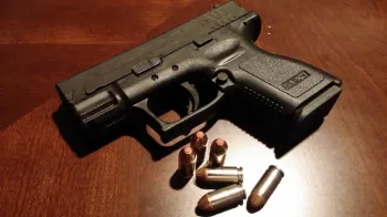 "Soldada" do CV  apreendida com arma escondida na calcinha