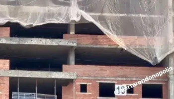 Trabalhador  salvo por rede de segurana aps despencar em obra