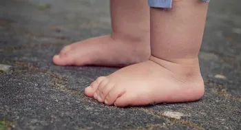 Crian�a de dois anos morre ao se afogar em represa de MT