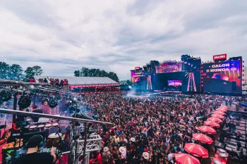 Primeiro dia do Caldas Country 2024 � marcado por sucessos, chuva e shows at� o amanhecer