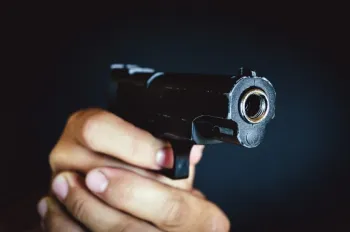 Criminosos atiram 11 vezes, mas jovem sobrevive a ataque em MT