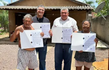 Agora a casa � minha, diz moradora do Zeca Ribeiro ao receber escritura definitiva de im�vel