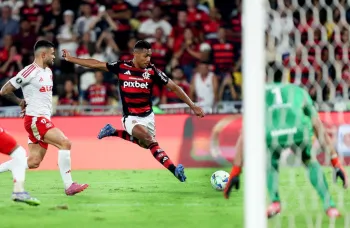 Flamengo vence Internacional no Maracan� e conquista vantagem na Libertadores