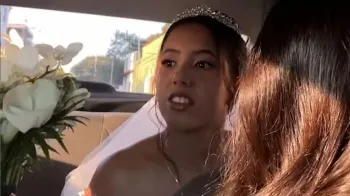 Noiva viraliza ao ver madrasta vestida de branco para seu casamento: >Jogar vinho>