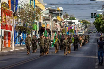 Popula��o prestigia desfile c�vico-militar em comemora��o � Independ�ncia do Brasil e aos 77 anos de Barra do Gar�as