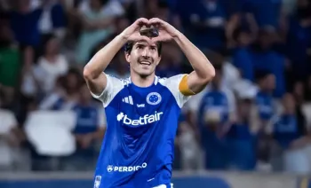 Cruzeiro brilha no Mineir�o, vence de virada e assume vice-lideran�a do Brasileir�o