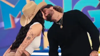Ana Castela e Z Felipe trocam beijo em gravao do Domingo Legal: >Juntos!>