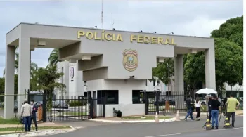 Bolsonaro recebeu PF sem Michelle em casa e n�o ofereceu resist�ncia � pris�o; leia bastidores