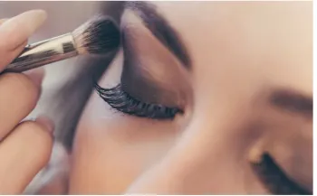 Mau uso de produtos de beleza causa doen�as nos olhos