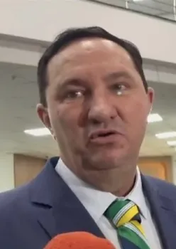 Deputado petista usa gravata >de Lula> para celebrar condenao de Bolsonaro