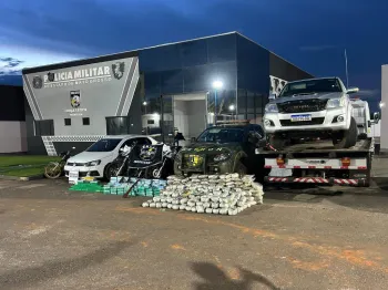 For�as de seguran�a apreendem 376 quilos de drogas e quatro armas de fogo; preju�zo ao crime de R$ 5 milh�es