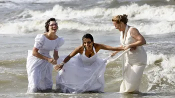 Noiva morre afogada durante sesso fotogrfica por causa de vestido