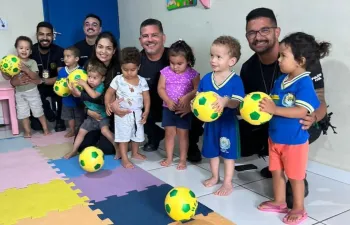 Polcia Civil doa brinquedos apreendidos de faco a entidades assistenciais de Colniza