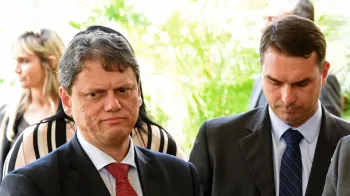 Fl�vio Bolsonaro diz agora que candidatura � irrevers�vel e que sobrenome � vantagem sobre Tarc�sio