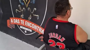 Pol�cia prende homem que perseguia Isis Valverde h� mais de duas d�cadas