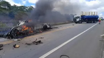 Onze pessoas morrem ap�s batida entre dois carros no sul da Bahia