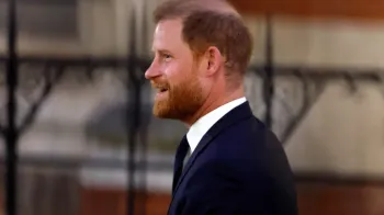 Pr�ncipe Harry se emociona ao relatar persegui��o da imprensa contra Meghan Markle