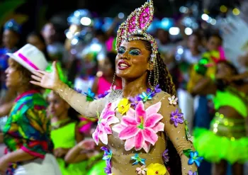 Blocos e escolas de samba agitam foli�es no desfile de Carnaval em Cuiab�