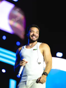 Primeira noite do Oba Festival re�ne recinto lotado, clima neon e maratona de shows em Votuporanga (SP)