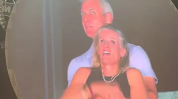 Mulher 'flagrada' em show d� palestra sobre gest�o de crise