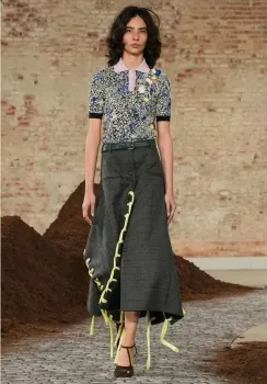 Modelo carioca Laura Schulze estreia na Semana de Moda de Mil�o