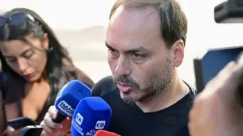 Carlos Bolsonaro publica foto do pai na UTI apesar de proibi��o; veja