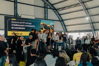 Governo entrega novo pr�dio da Escola Estadual Dunga Rodrigues e anuncia constru��o de piscina