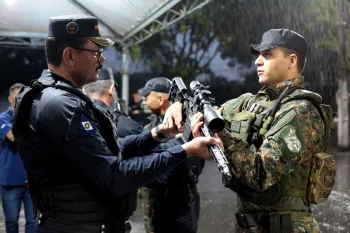 Governo de MT entrega R$ 2,3 milh�es em fuzis e drones ao Bope