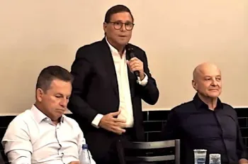 O governador Mauro Mendes (Uni�o Brasil), � esquerda; o presidente do PRD, Mauro Carvalho, em p�; e o vice-governador Otaviano Pivetta (Republicanos), � esquerda.