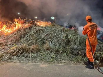 Corpo de Bombeiros combate inc�ndio em res�duos s�lidos e em �rea de vegeta��o