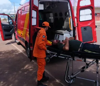 Bombeiros socorrem homem ap�s crise convulsiva em via p�blica