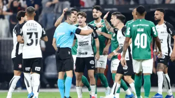 Corinthians e Palmeiras empatam com confus�o dentro e fora do gramado