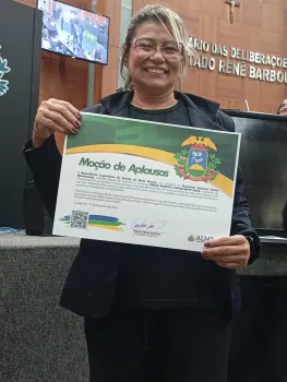 🎭 �Da sala de aula aos corredores do hospital: Prof� Carla  da Escola Dep. Emanuel Pinheiro recebe Mo��o de Aplausos por transformar amor em miss�o�