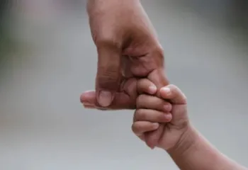 Homem arremessa beb� de 6 meses e tenta atropelar esposa em Cuiab�