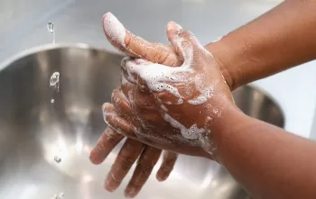 Simples gesto de lavar as m�os pode evitar em 40% o risco de infec��es