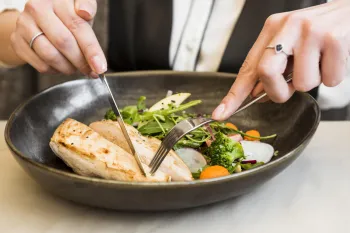 O erro que pode deixar voc� com mais fome e menos resultado na dieta