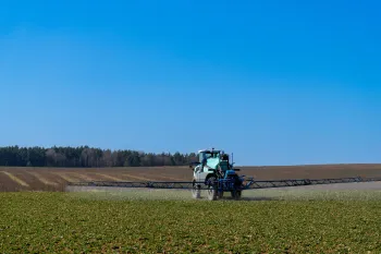 Brasil bate recorde de aprova��o de pesticidas, mas crescem casos de desist�ncia, suspens�o e cancelamento de registros