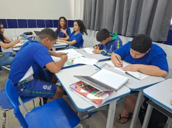 PROF� C�NTIA GUAZZI PROMOVE RELEITURA DE O PEQUENO PR�NCIPE COM ESTUDANTES DOS 7� ANOS DA ESCOLA DEP. EMANUEL PINHEIRO