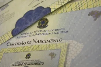 Certid�o de nascimento que foi alterada pela Justi�a de Santa Catarina.