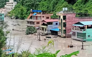 Vila destru�da pela avalanche de lama na fronteira entre Nepal e Tibete