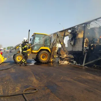 Bombeiros atuam no combate a inc�ndio envolvendo dois caminh�es na BR-364, em Alto Araguaia.