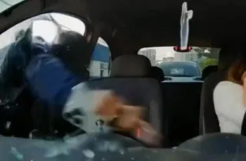 Grava��o mostra momento em que criminosos se aproximam do carro da v�tima